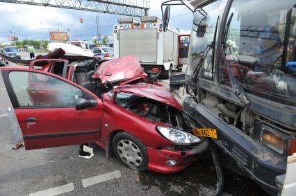 Волоколамское шоссе. ДТП с участием пассажирскго автобуса N 266 и легкового автомобиля `Renault`.