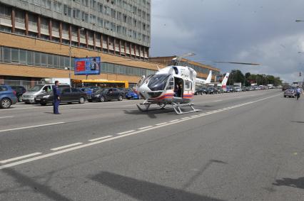 Волоколамское шоссе. ДТП с участием пассажирскго автобуса N 266 и легкового автомобиля `Renault`. На снимке: вертолет московского городского Центра медицины катастроф на шоссе.