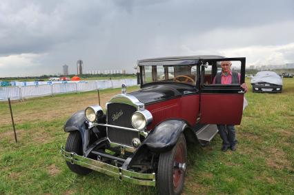 Аэродром Тушино. Выставка-шоу `Автоэкзотика`. На снимке: автомобиль Packard.