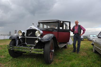 Аэродром Тушино. Выставка-шоу `Автоэкзотика`. На снимке: автомобиль Packard.