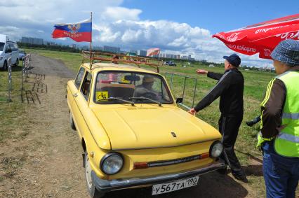 Аэродром Тушино. Выставка-шоу `Автоэкзотика`. На снимке: автомобиль `Запорожец`.