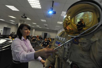 Занятия по изучению скафандра в Космоцентре в Центре подготовки космонавтов имени Ю.А. Гагарина.