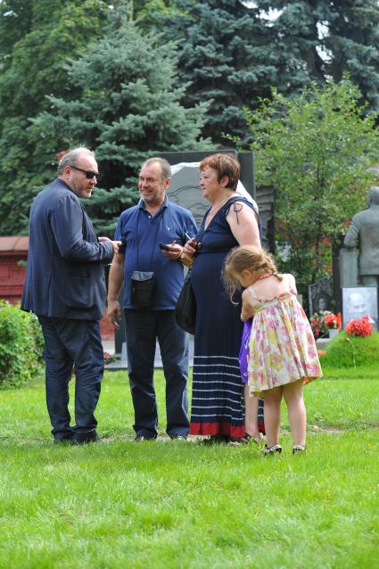 Новодевичье кладбище. Открытие памятника на могиле Людмилы Гурченко. На снимке: вдовец Л.Гурченко продюсер Сергей Сенин (слева), дочь актрисы Мария Королева с внучкой.