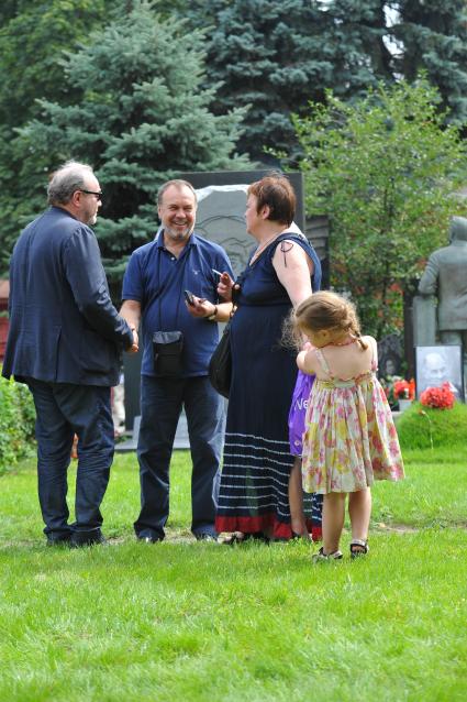 Новодевичье кладбище. Открытие памятника на могиле Людмилы Гурченко. На снимке: вдовец Л.Гурченко продюсер Сергей Сенин (слева), дочь актрисы Мария Королева с внучкой.