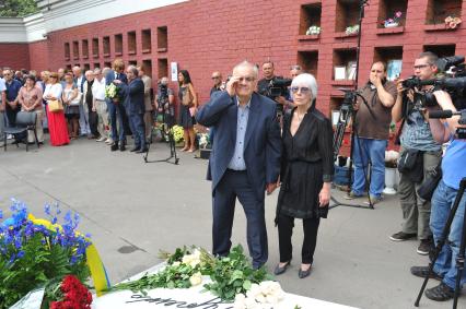 Новодевичье кладбище. Открытие памятника на могиле Людмилы Гурченко. На снимке:  режиссер Эльдар Рязанов с супругой Эммой.