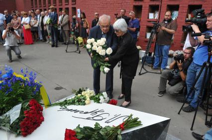 Новодевичье кладбище. Открытие памятника на могиле Людмилы Гурченко. На снимке:  режиссер Эльдар Рязанов с супругой Эммой.