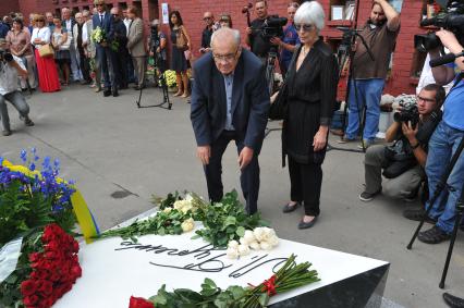 Новодевичье кладбище. Открытие памятника на могиле Людмилы Гурченко. На снимке:  режиссер Эльдар Рязанов с супругой Эммой.