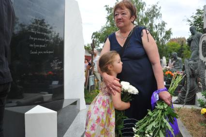 Новодевичье кладбище. Открытие памятника на могиле Людмилы Гурченко. На снимке: дочь актрисы Людмилы Гурченко Мария Королева с внучкой.