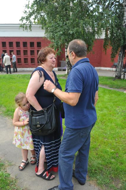 Новодевичье кладбище. Открытие памятника на могиле Людмилы Гурченко. На снимке: дочь актрисы Людмилы Гурченко Мария Королева с внучкой.