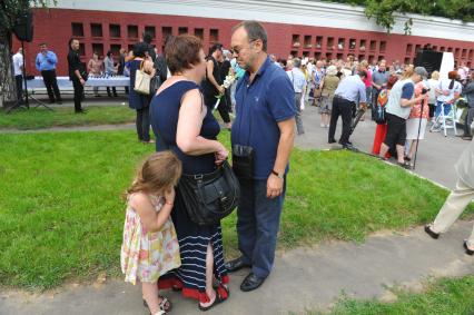 Новодевичье кладбище. Открытие памятника на могиле Людмилы Гурченко. На снимке: дочь актрисы Людмилы Гурченко Мария Королева с внучкой.