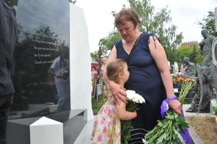 Новодевичье кладбище. Открытие памятника на могиле Людмилы Гурченко. На снимке: дочь актрисы Людмилы Гурченко Мария Королева с внучкой.