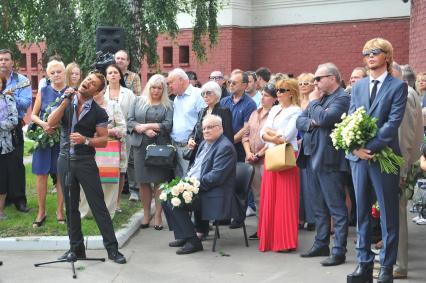 Новодевичье кладбище. Открытие памятника на могиле актрисы Людмилы Гурченко. На снимке: стилист Аслан Ахмадов.