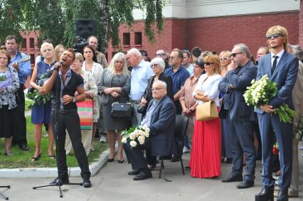 Новодевичье кладбище. Открытие памятника на могиле актрисы Людмилы Гурченко. На снимке: стилист Аслан Ахмадов.