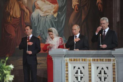 Храм Христа Спасителя. На снимке (слева направо): президент РФ Дмитрий Медведев с супругой Светланой, председатель правительства РФ Владимир Путин и мэр Москвы Сергей Собянин во время праздничного пасхального богослужения.