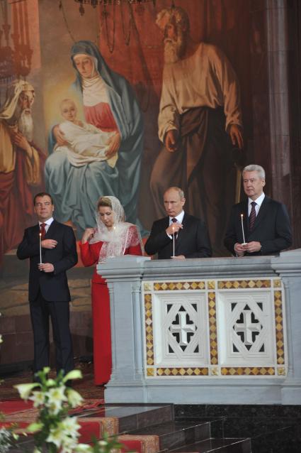 Храм Христа Спасителя. На снимке (слева направо): президент РФ Дмитрий Медведев с супругой Светланой, председатель правительства РФ Владимир Путин и мэр Москвы Сергей Собянин во время праздничного пасхального богослужения.