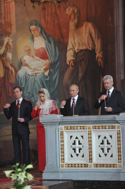 Храм Христа Спасителя. На снимке (слева направо): президент РФ Дмитрий Медведев с супругой Светланой, председатель правительства РФ Владимир Путин и мэр Москвы Сергей Собянин во время праздничного пасхального богослужения.