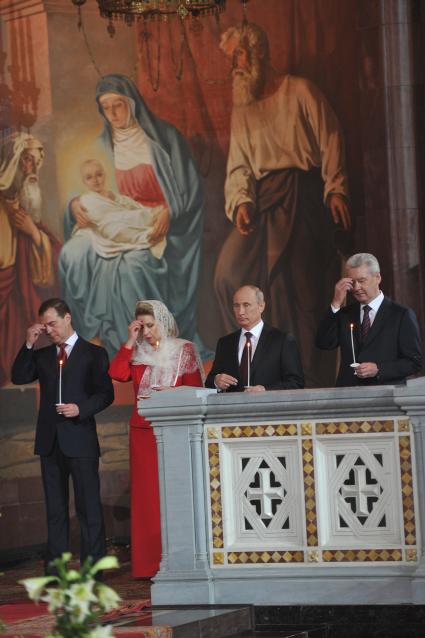 Храм Христа Спасителя. На снимке (слева направо): президент РФ Дмитрий Медведев с супругой Светланой, председатель правительства РФ Владимир Путин и мэр Москвы Сергей Собянин во время праздничного пасхального богослужения.