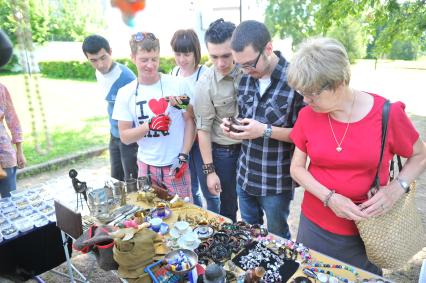 Блошиный рынок в парке `Музеон` На снимке: покупатели у прилавка