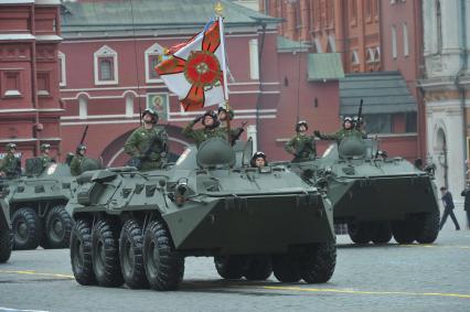 Парад на Красной площади, посвященный 67-й годовщине Победы в Великой Отечественной войне. На снимке: бронетранспортер БТР-80.