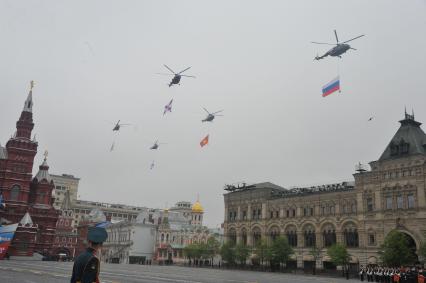 Парад на Красной площади, посвященный 67-й годовщине Победы в Великой Отечественной войне. На снимке: вертолеты Ми-8.