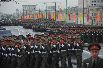 Парад на Красной площади, посвященный 67-й годовщине Победы в Великой Отечественной войне. На снимке: солдаты направляются к Красной площади.