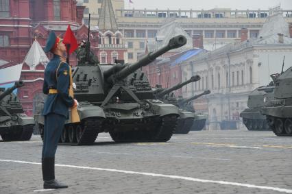 Парад на Красной площади, посвященный 67-й годовщине Победы в Великой Отечественной войне. На снимке: самоходно-артиллерийская установка (САУ) 2С19 `Мста-С`.