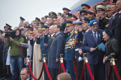 Парад на Красной площади, посвященный 67-й годовщине Победы в Великой Отечественной войне. На снимке: председатель правительства РФ Владимир Путин (в первом ряде в центре) и президент РФ Дмитрий Медведев (в первом ряду справа).