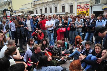 Старый Арбат. Сторонники оппозиции у памятника поэту Булату Окуджаве.