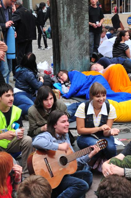 Старый Арбат. Сторонники оппозиции у памятника поэту Булату Окуджаве.