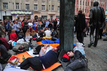 Старый Арбат. Сторонники оппозиции у памятника поэту Булату Окуджаве.