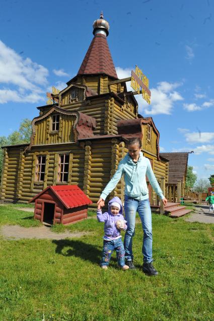 Детский парк чудес. На снимке: мама с ребенком на детской площадке.