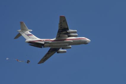 Учебный полигон МЧС. Демонстрационные учения в рамках Международного салона `Комплексная безопасность-2012`. На снимке:  самолет Ил-76ТД