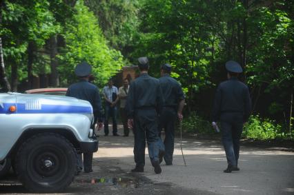 Поселок Переделкино. Убийство главы мебельного холдинга `8 Марта` Михаила Кравченко. На снимке: сотрудники правохранительных органов на месте преступления.