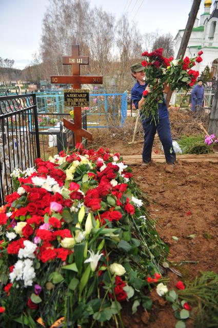 Кладбище в селе Рождественно. Прощание с актером Александром Пороховщиковым.