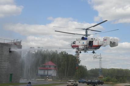 Международный салон `Комплексная безопасность 2009`. Международные учения по ликвидации последствий катастроф на базе 179 Спасательного центра. На снимке: вертолет МЧС.