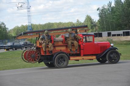 Международный салон `Комплексная безопасность 2009`. Международные учения по ликвидации последствий катастроф на базе 179 Спасательного центра. На снимке: пожарная машина.