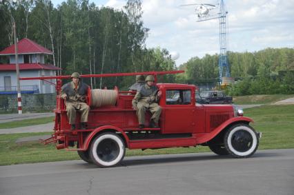 Международный салон `Комплексная безопасность 2009`. Международные учения по ликвидации последствий катастроф на базе 179 Спасательного центра. На снимке: пожарная машина.