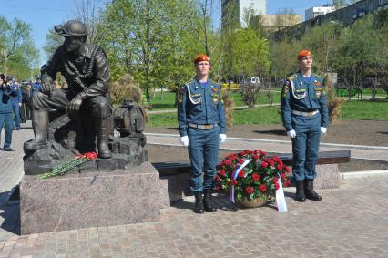 Сквер у Центра управления в кризисных ситуациях. Памятник спасателям МЧС России. На снимке: почетный караул у памятника.