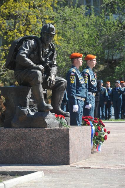 Сквер у Центра управления в кризисных ситуациях. Памятник спасателям МЧС России. На снимке: почетный караул у памятника.