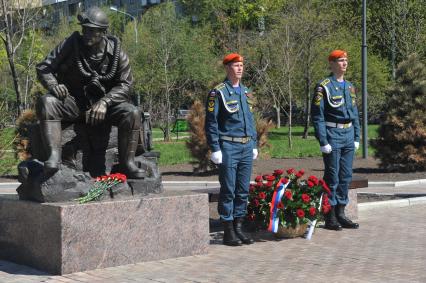 Сквер у Центра управления в кризисных ситуациях. Памятник спасателям МЧС России. На снимке: почетный караул у памятника.