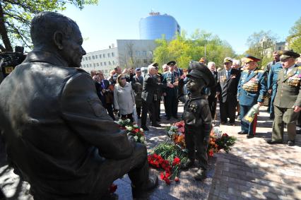 Сквер у Центра управления в кризисных ситуациях. Церемония открытия памятника Ветеранам МЧС России.