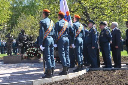 Сквер у Центра управления в кризисных ситуациях. Церемония открытия памятника Ветеранам МЧС России. На снимке: почетный караул.