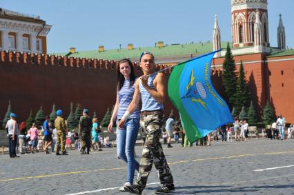 День военно-десантных войск. На снимке: десантник с флагом.