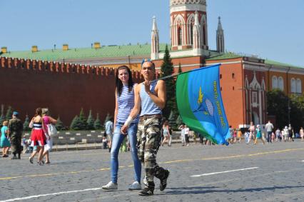 День военно-десантных войск. На снимке: десантник с флагом.