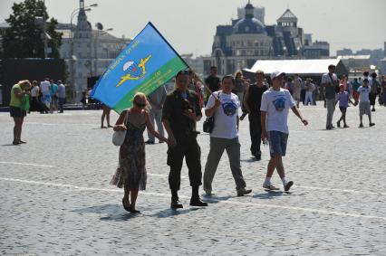 День военно-десантных войск. На снимке: десантник с флагом.