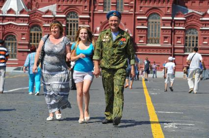 День военно-десантных войск. На снимке: десантник с семьей.