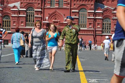 День военно-десантных войск. На снимке: десантник с семьей.