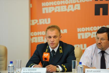 ИД `Комсомольская правда`. Начальник ФГУ `Авиалесоохрана` Андрей Калинин и начальник Ситуационного центра Росгидромета  Юрий Варакин.