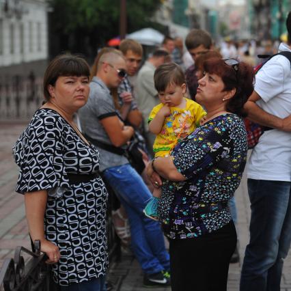 Женщина с ребенком на руках.