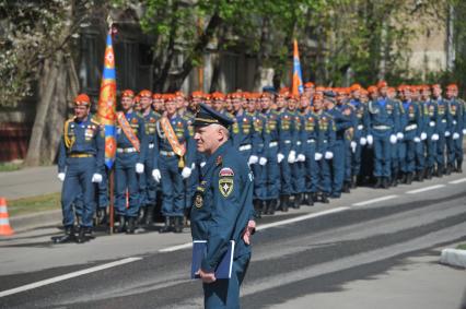 Кременчугская улица. Сквер у Национального центра управления в кризисных ситуациях. Церемония открытия памятника Ветеранам МЧС России. На снимке: спасатели.